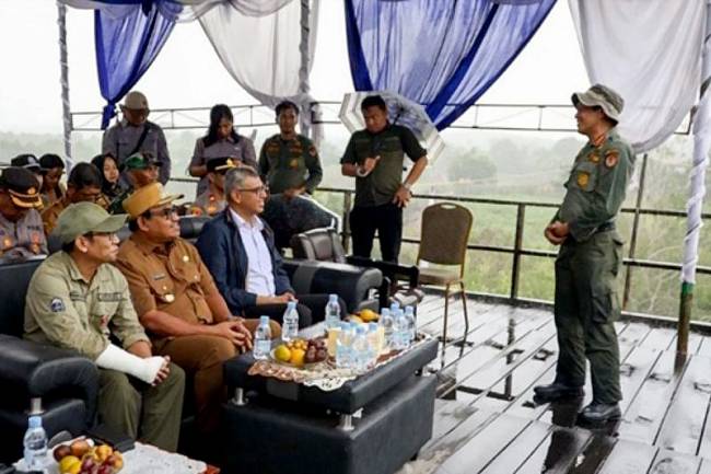Kepala Kesatuan Pengelola Hutan Produksi (KPHP) Dinas Kehutanan Provinsi Kaltim Shahar Al Haqq (berdiri di depan), menjelaskan tentang proses lanjutan pengiriman rusa sambar (ANTARA/HO KPHP Telake)