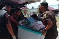 Tim penyidik Kejari Kobar usai melakukan penggeledahan dan penyitaan terhadap dokumen yang ada di Dinas Perikanan dan Ketahanan Pangan. (ANTARA/HO-Istimewa)