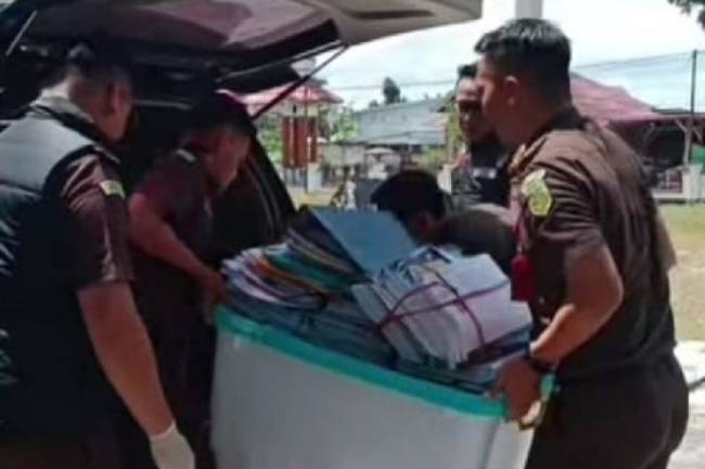 Tim penyidik Kejari Kobar usai melakukan penggeledahan dan penyitaan terhadap dokumen yang ada di Dinas Perikanan dan Ketahanan Pangan. (ANTARA/HO-Istimewa)