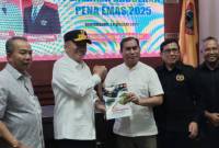 Penyerahan buku berjudul Bumi Lambung Mangkurat, dari PWI kepada Gubernur Kalsel., Sabtu (1/2/2025) SuarIndonesia/Ist)