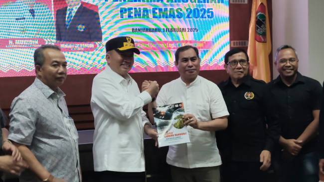 Penyerahan buku berjudul Bumi Lambung Mangkurat, dari PWI kepada Gubernur Kalsel., Sabtu (1/2/2025) SuarIndonesia/Ist)