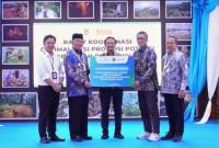 Direktur Utama Bank Kalsel menyerahkan dukungan pembangunan Gazebo pada Gubernur Kalimantan Selatan H Muhidin yang didampingi oleh Wakil Gubernur Kalimantan Selatan Terpilih Hasnuryadi Sulaiman, Plh Sekda Provinsi Kalimantan Selatan Muhammad Syarifuddin dan Dirjen Bina Marga Kementrian PU Roy Rizali Anwar.