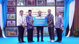 Direktur Utama Bank Kalsel menyerahkan dukungan pembangunan Gazebo pada Gubernur Kalimantan Selatan H Muhidin yang didampingi oleh Wakil Gubernur Kalimantan Selatan Terpilih Hasnuryadi Sulaiman, Plh Sekda Provinsi Kalimantan Selatan Muhammad Syarifuddin dan Dirjen Bina Marga Kementrian PU Roy Rizali Anwar.