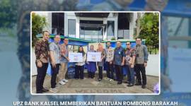 BANTUAN- Bantuan Melalui UPZ, KCS Banjarmasin dan KCP Gerai Duta Mall, diserahkan secara simbolis oleh Direktur Utama Bank Kalsel, Fachrudin. Foto/UPZ Bank Kalsel)