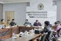 Rapat harmonisasi dan koordinasi terhadap Naskah Akademik dan Raperda pada Selasa (11/2/2025). (SuarIndonesia/Ist)