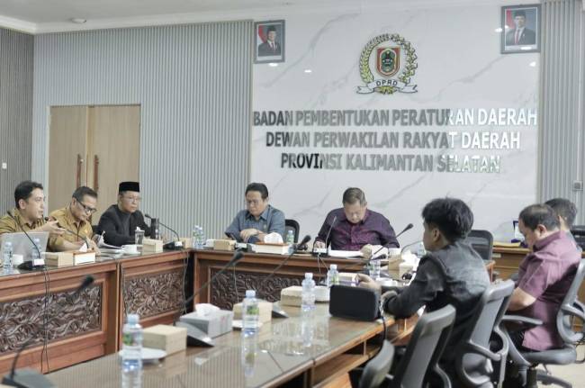 Rapat harmonisasi dan koordinasi terhadap Naskah Akademik dan Raperda pada Selasa (11/2/2025). (SuarIndonesia/Ist)