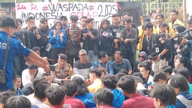 Gabungan Aliansi Badan Eksekutif Mahasiswa (BEM) se-Kalsel sampaikan sembilan aspirasi di depan Kantor DPRD Kalsel. Senin (17/2/2025) (SuarIndonesia/HM)