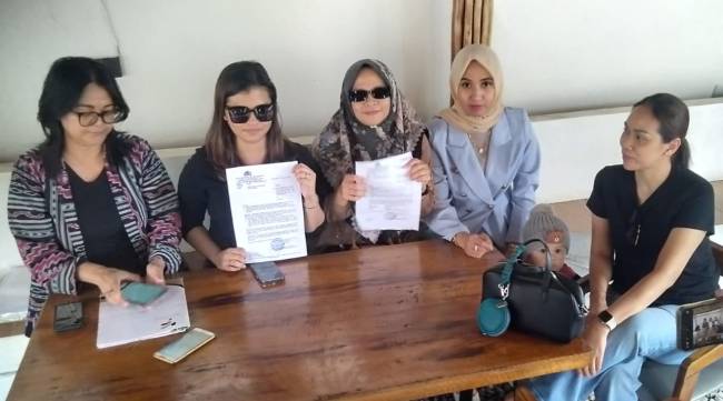 Puspitawati selaku kuasa hukum dari paguyuban korban FN, pada wartawan, Jumat (21/2/2025) (SuarIndonesia/ZI).