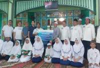 SERAHKAN BANTUAN-Penyerahan santunan untuk kaum Masjid Sultan Suriansyah, Jl Kuin Utara Banjarmasin