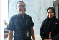 Kepala Bagian Dana Ritel Bank Kalsel, Januar Puji Azmi dan Staf Bagian Dana Ritel Bank Kalsel.