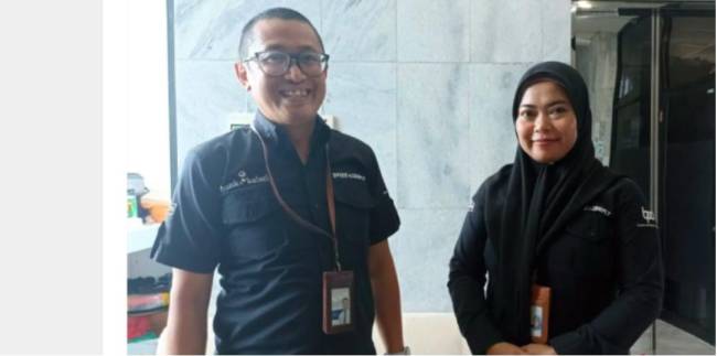 Kepala Bagian Dana Ritel Bank Kalsel, Januar Puji Azmi dan Staf Bagian Dana Ritel Bank Kalsel.