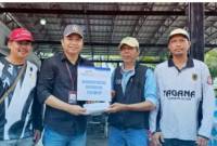 Penyerahan bantuan Bank Kalsel untuk warga terdampak banjir. Foto/HumasBank Kalsel