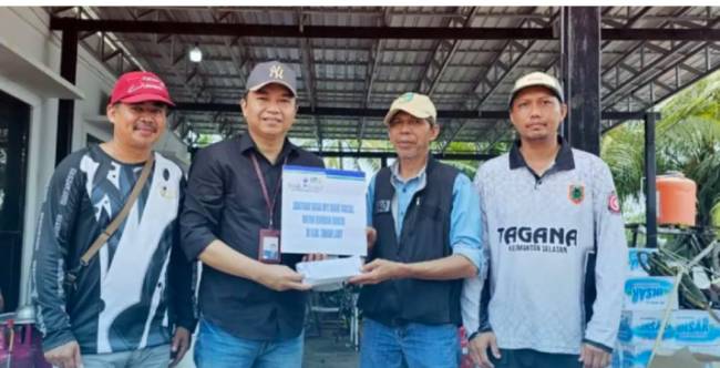 Penyerahan bantuan Bank Kalsel untuk warga terdampak banjir. Foto/HumasBank Kalsel