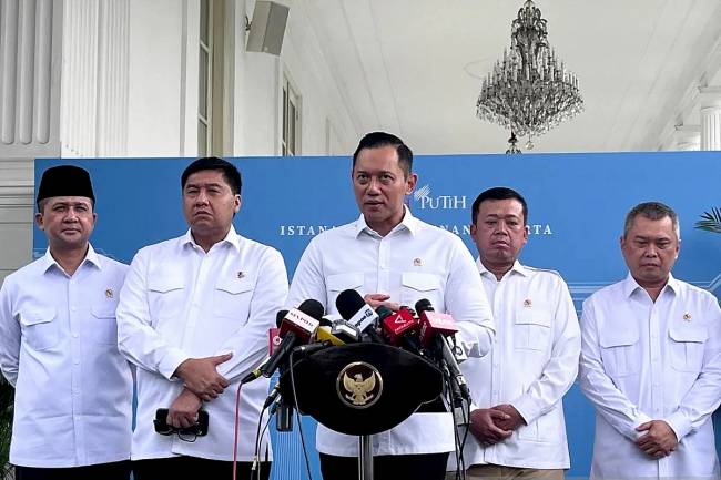 Menteri Koordinator Bidang Infrastruktur dan Pembangunan Kewilayahan Agus Harimurti Yudhoyono (AHY), saat menyampaikan keterangan, seusai menghadiri rapat terbatas di kompleks Istana Kepresidenan, Jakarta, Selasa (18/2/2025). (Foto: ANTARA/Fathur R)