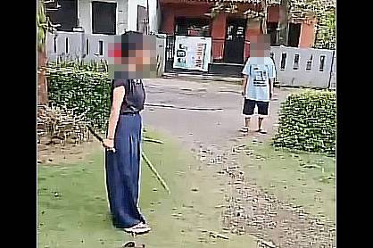 Seorang anak perempuan mengancam ibu kandungnya menggunakan senjata tajam di Pemalang, Jawa Tengah, gara-gara kesal tak dibelikan skincare. (Screenshot: medsos_rame)