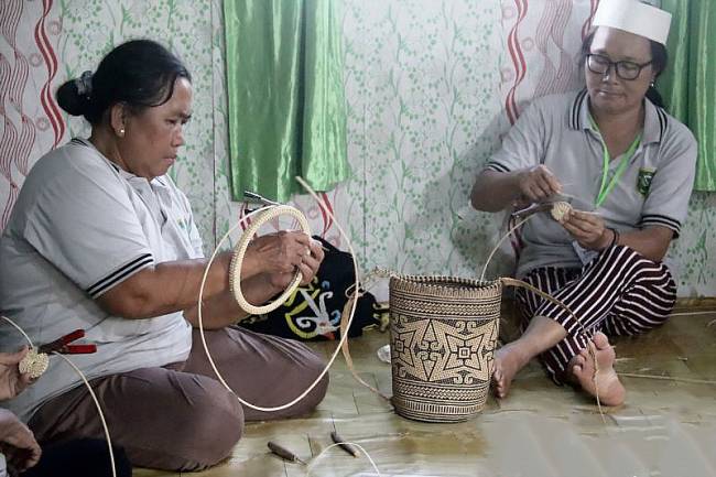 Para perajin rotan Long Beliu, anyaman mereka lebih rumit dan estetis daripada yang dikerjakan perajin Lombok, Gresik, atau Cirebon (ANTARA/Novi Abdi)