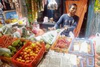 Warung bahan pokok di Kota Balikpapan, Provinsi Kalimantan Timur. Hampir semua bahan pokok di Kota Minyak itu berasal dari luar kota sehingga perlu usaha sungguh-sungguh untuk menjaga pasokan dan kestabilan harga. (ANTARA/Novi Abdi)