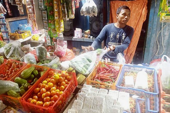 Warung bahan pokok di Kota Balikpapan, Provinsi Kalimantan Timur. Hampir semua bahan pokok di Kota Minyak itu berasal dari luar kota sehingga perlu usaha sungguh-sungguh untuk menjaga pasokan dan kestabilan harga. (ANTARA/Novi Abdi)