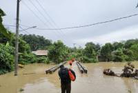 Anggota BPBD Tapin salurkan bantuan kepada warga terdampak banjir di Desa Beramban, Kecamatan Piani, di Rantau, Kabupaten Tapin, Senin (17/2/2025). (ANTARA/Muhammad R Pasya)