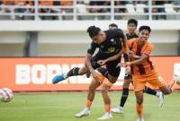 Gelandang Borneo FC Ikhsanul Zikrak menahan pergerakan Anderson pemain Barito Putra pada pertandingan BRI Liga 1 di Stadion Segiri Samarinda, Minggu (16/02/2025). (Antara Kaltim/M Risyal H)