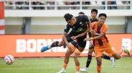 Gelandang Borneo FC Ikhsanul Zikrak menahan pergerakan Anderson pemain Barito Putra pada pertandingan BRI Liga 1 di Stadion Segiri Samarinda, Minggu (16/02/2025). (Antara Kaltim/M Risyal H)