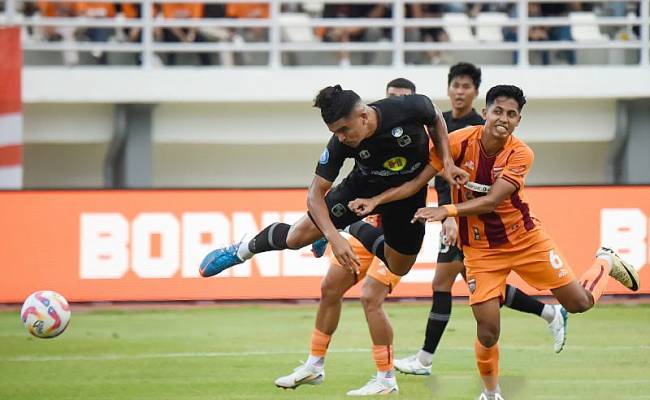 Gelandang Borneo FC Ikhsanul Zikrak menahan pergerakan Anderson pemain Barito Putra pada pertandingan BRI Liga 1 di Stadion Segiri Samarinda, Minggu (16/02/2025). (Antara Kaltim/M Risyal H)