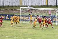 Kiper Semen Padang FC Arthur Augusto mencoba menangkap bola umpan sepak pojok dari Barito Putera di Stadion Demang Lehman Martapura, Kabupaten Banjar, Kalimantan Selatan, Sabtu (8/2/2025). (ANTARA/Tumpal AA)