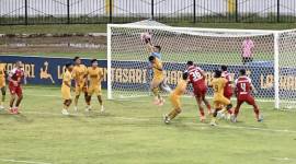 Kiper Semen Padang FC Arthur Augusto mencoba menangkap bola umpan sepak pojok dari Barito Putera di Stadion Demang Lehman Martapura, Kabupaten Banjar, Kalimantan Selatan, Sabtu (8/2/2025). (ANTARA/Tumpal AA)