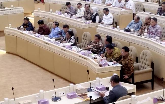 Komisi II DPR RI menggelar rapat dengan penyelenggara pemilu di Kompleks Parlemen, Jakarta, Kamis (27/2/2025). (Foto: ANTARA/Bagus AR)