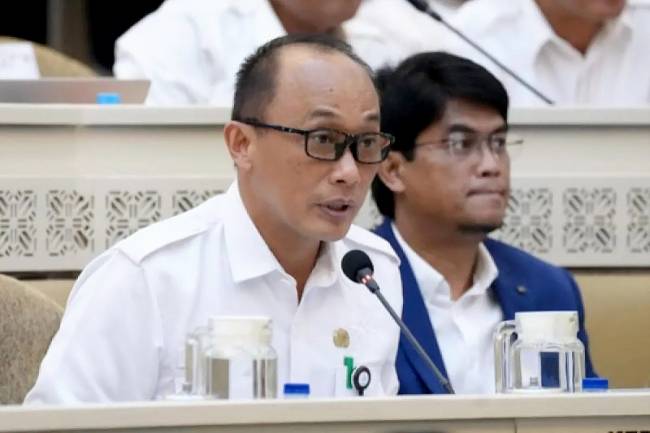 Kepala Badan Kepegawaian Nasional (BKN) Zudan Arif Fakrulloh (kiri) saat menghadiri Rapat Kerja dan Rapat Dengar Pendapat Komisi II DPR, di kompleks parlemen, Senayan, Jakarta, Rabu (12/2/2025). (ANTARA/HO-BKN)
