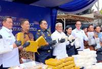 Kepala BNN Komjen Pol Marthinus Hukom (keempat dari kiri) beserta jajaran mengangkat barang bukti narkotika yang akan dimusnahkan di Jakarta, Jumat (7/2/2025). (ANTARA/Agatha OV)