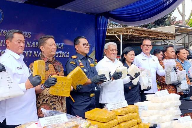 Kepala BNN Komjen Pol Marthinus Hukom (keempat dari kiri) beserta jajaran mengangkat barang bukti narkotika yang akan dimusnahkan di Jakarta, Jumat (7/2/2025). (ANTARA/Agatha OV)