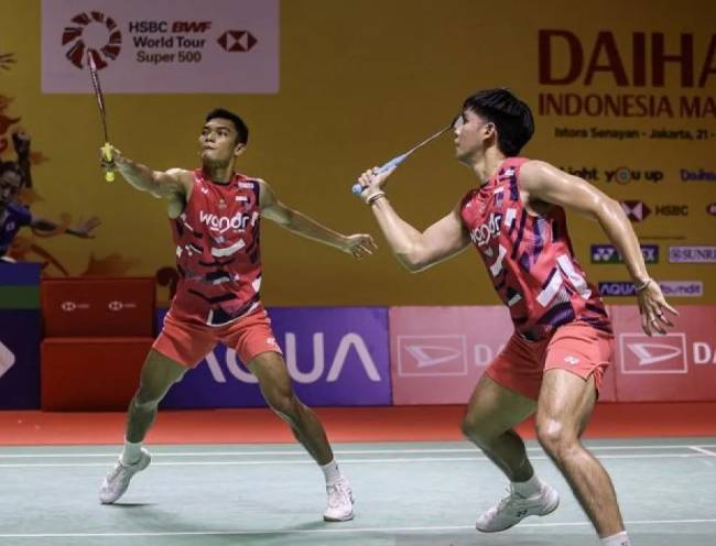 Pebulu tangkis ganda putra Indonesia Muhammad Shohibul Fikri (kiri) dan Daniel Marthin (kanan)