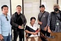 Terpidana kasus korupsi kredit macet pada investasi Bank Mandiri, Nader Thaher (tengah) diamankan tim SIRI Kejaksaan Agung di Ciracas, Bandung, Jawa Barat, Jumat (14/2/2025). (ANTARA/HO-Kejaksaan Agung RI)