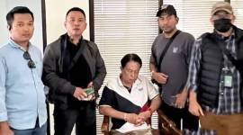 Terpidana kasus korupsi kredit macet pada investasi Bank Mandiri, Nader Thaher (tengah) diamankan tim SIRI Kejaksaan Agung di Ciracas, Bandung, Jawa Barat, Jumat (14/2/2025). (ANTARA/HO-Kejaksaan Agung RI)