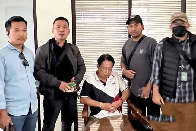 Terpidana kasus korupsi kredit macet pada investasi Bank Mandiri, Nader Thaher (tengah) diamankan tim SIRI Kejaksaan Agung di Ciracas, Bandung, Jawa Barat, Jumat (14/2/2025). (ANTARA/HO-Kejaksaan Agung RI)