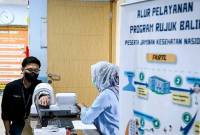 Petugas kesehatan memeriksa tekanan darah pasien di Puskesmas Tanah Abang, Jakarta, Minggu (9/2/2025). ANTARA FOTO/Sulthony H)