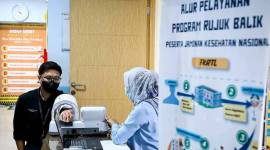 Petugas kesehatan memeriksa tekanan darah pasien di Puskesmas Tanah Abang, Jakarta, Minggu (9/2/2025). ANTARA FOTO/Sulthony H)