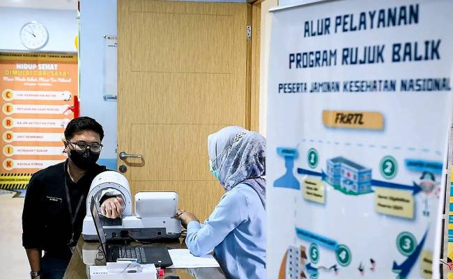 Petugas kesehatan memeriksa tekanan darah pasien di Puskesmas Tanah Abang, Jakarta, Minggu (9/2/2025). ANTARA FOTO/Sulthony H)