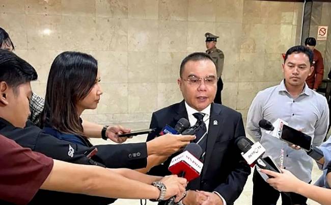 Wakil Ketua DPR Sufmi Dasco di Kompleks Parlemen, Senayan, Jakarta, Selasa (4/2/2025). (ANTARA/Melalusa SK)