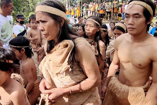 
Foto Ilustrasi - Sejumlah warga Masyarakat Hukum Adat (MHA) Punan Batu Benau di Desa Sajau, Kecamatan Tanjung Palas Timur, Bulungan saat dihadirkan Pemkab Bulungan untuk mengikuti peringatan Hari Lingkungan Hidup di Kebun Raya BUndayati, Tanjung Selor, Bulungan 2024 lalu. (ANTARA/Muhammad Arfan)