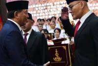 Menteri Pertahanan Sjafrie Sjamsoeddin (kiri) usai melantik Deddy Corbuzier (kanan) sebagai Staf Khusus Menteri Pertahanan di kantor Kemhan, Jakarta Pusat, Selasa (11/2/2025). (ANTARA/HO-Tangkapan layar akun instagram @dc.kemhan)