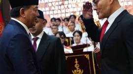Menteri Pertahanan Sjafrie Sjamsoeddin (kiri) usai melantik Deddy Corbuzier (kanan) sebagai Staf Khusus Menteri Pertahanan di kantor Kemhan, Jakarta Pusat, Selasa (11/2/2025). (ANTARA/HO-Tangkapan layar akun instagram @dc.kemhan)