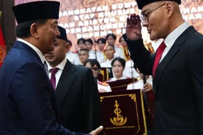 Menteri Pertahanan Sjafrie Sjamsoeddin (kiri) usai melantik Deddy Corbuzier (kanan) sebagai Staf Khusus Menteri Pertahanan di kantor Kemhan, Jakarta Pusat, Selasa (11/2/2025). (ANTARA/HO-Tangkapan layar akun instagram @dc.kemhan)