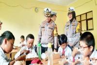 
Direktur Lalu Lintas Polda Kalsel Kombes Pol Fahri Anggia Natua Siregar saat menyapa anak-anak yang asik menyantap makanan bergizi di SDN 3 Landasan Ulin Barat, Kota Banjarbaru, Senin (10/2/2025). (ANTARA/Firman)