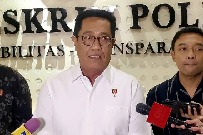 Direktur Tindak Pidana Umum (Dirtipidum) Bareskrim Polri Brigjen Pol Djuhandhani Rahardjo Puro (tengah) memberikan keterangan kepada awak media di Gedung Bareskrim Polri, Jakarta, Selasa (18/2/2025). (Foto: ANTARA/Nadia PR)

