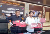Kasatresnarkoba Polresta Balikpapan, Kalimantan Timur AKP Bangkit (tengah) memperlihatkan barang bukti narkotika yang diamankan sepanjang Januari 2025 (ANTARA/Muhammad SJ)
