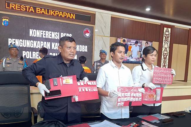 Kasatresnarkoba Polresta Balikpapan, Kalimantan Timur AKP Bangkit (tengah) memperlihatkan barang bukti narkotika yang diamankan sepanjang Januari 2025 (ANTARA/Muhammad SJ)
