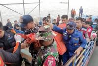 Tim SAR gabungan mengevakuasi jasad Alfa Rezky Azis (6 tahun) di dermaga Kulteka untuk dibawa ke RSUD Soemarno Sosroatmodjo, Tanjung Selor, Bulungan, Kamis (13/2/2025). (ANTARA/M Arfan)