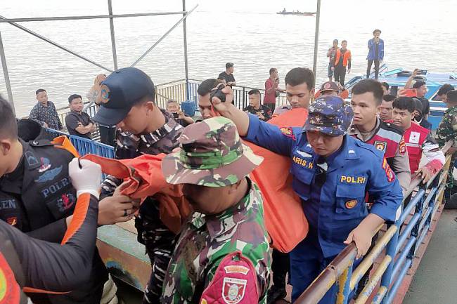 Tim SAR gabungan mengevakuasi jasad Alfa Rezky Azis (6 tahun) di dermaga Kulteka untuk dibawa ke RSUD Soemarno Sosroatmodjo, Tanjung Selor, Bulungan, Kamis (13/2/2025). (ANTARA/M Arfan)